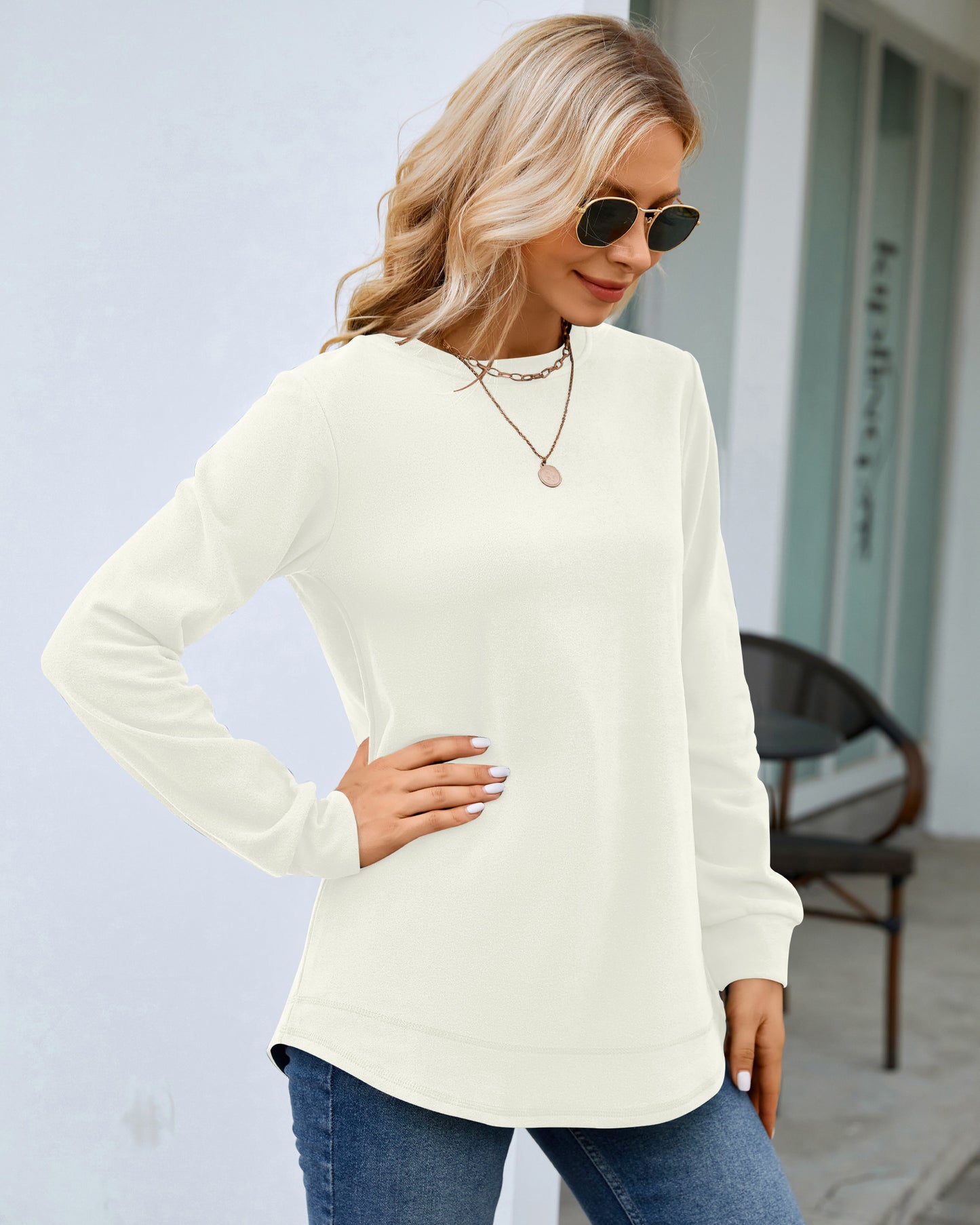 AUSELILY women's white crewneck sweatshirt with long sleeves and loose fit